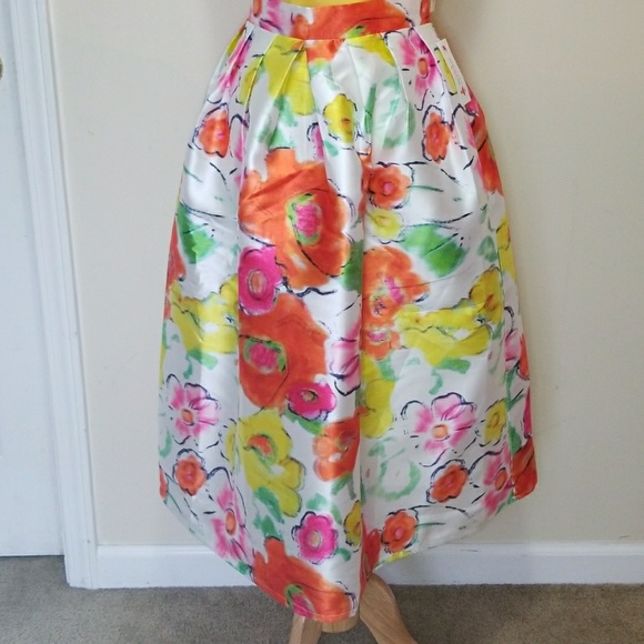 Floral skirt, Size L in Juniors - Picture 2 of 8